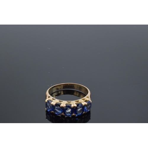 256 - 18ct gold ring set with approximately 2.5ct US AA grade sapphires, size N/O, 3.3 grams.