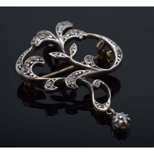 267 - 18ct gold and platinum diamond set brooch / pendant, 3.5 grams, 3.5cm tall.