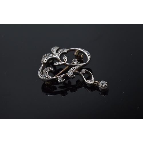 267 - 18ct gold and platinum diamond set brooch / pendant, 3.5 grams, 3.5cm tall.