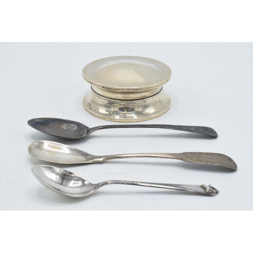 87 - Hallmarked silver trinket dish together with 3 silver spoons, 70.3 grams / 2.26 oz (4).