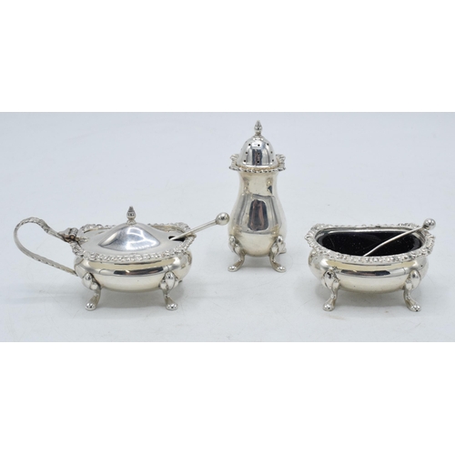 96 - Silver three-piece cruet set with 2 spoons, silver weight 136.8 / 4.40 oz, Birmingham 1961, liners i... 