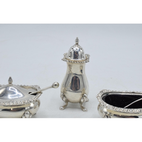 96 - Silver three-piece cruet set with 2 spoons, silver weight 136.8 / 4.40 oz, Birmingham 1961, liners i... 