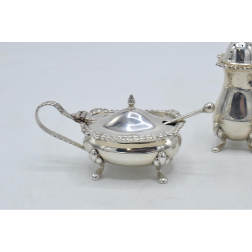 96 - Silver three-piece cruet set with 2 spoons, silver weight 136.8 / 4.40 oz, Birmingham 1961, liners i... 