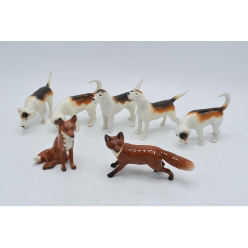 62 - A collection of Beswick to include 5 foxhounds and 2 foxes (7).