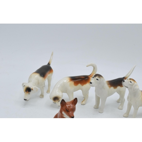 62 - A collection of Beswick to include 5 foxhounds and 2 foxes (7).