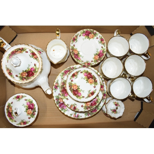 136 - Royal Albert Old Country Roses to include a teapot, lidded sugar, mugs and various plates (approx 30... 