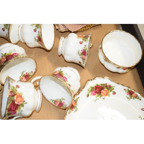 139A - Royal Albert Old Country Roses to include 6 cups, 6 saucers, 6 trios, milk and sugar together with a... 