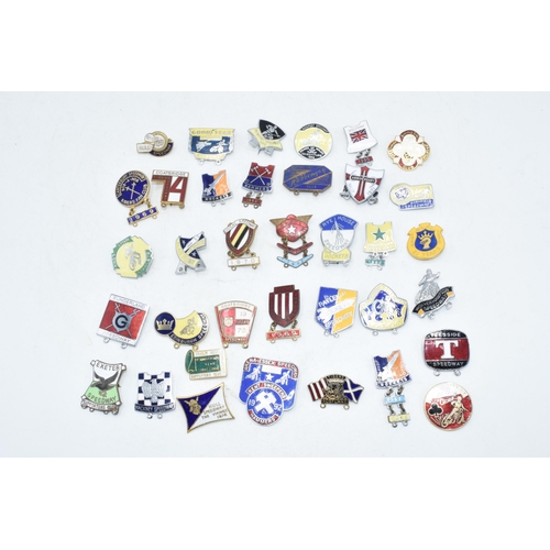 184 - A collection of 1960s and 1970s speedway badges to include Glasgow, Sheffield, Wolves, Swindow and o... 