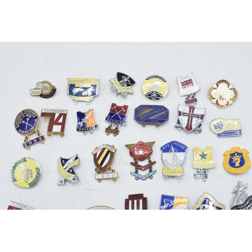 184 - A collection of 1960s and 1970s speedway badges to include Glasgow, Sheffield, Wolves, Swindow and o... 