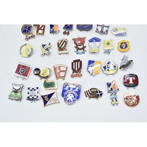 184 - A collection of 1960s and 1970s speedway badges to include Glasgow, Sheffield, Wolves, Swindow and o... 