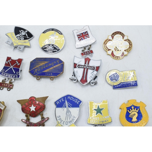 184 - A collection of 1960s and 1970s speedway badges to include Glasgow, Sheffield, Wolves, Swindow and o... 