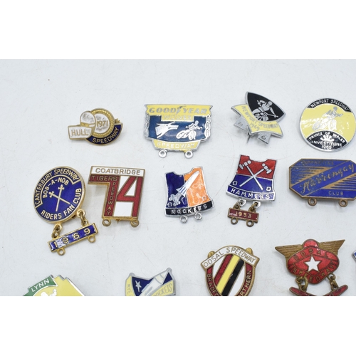 184 - A collection of 1960s and 1970s speedway badges to include Glasgow, Sheffield, Wolves, Swindow and o... 