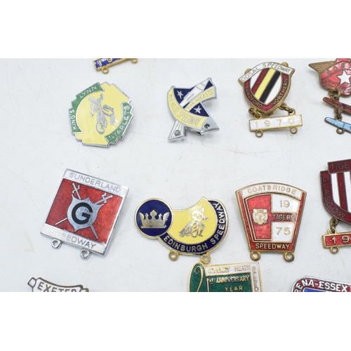 184 - A collection of 1960s and 1970s speedway badges to include Glasgow, Sheffield, Wolves, Swindow and o... 