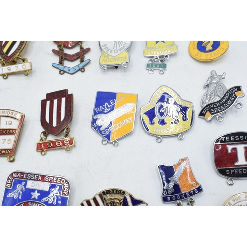 184 - A collection of 1960s and 1970s speedway badges to include Glasgow, Sheffield, Wolves, Swindow and o... 