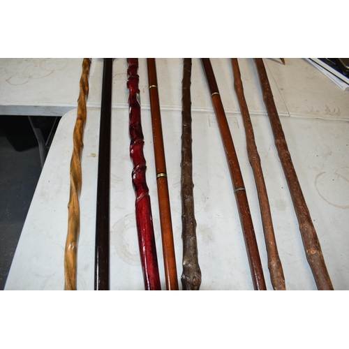 324 - A collection of vintage and similar walking sticks, some with ornate handles such as a terrier, horn... 