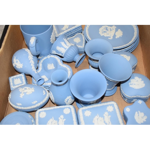 88C - Wedgwood Jasperware in blue: to include vases, a tankard, plates, trinkets and others (approx 40 pie... 