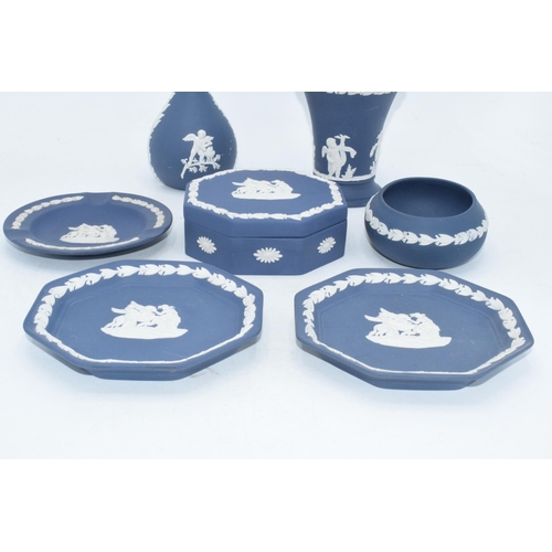 88K - Wedgwood Jasperware in Cobalt Blue: to include octagonal trays, a trinekt, vases and others (7).