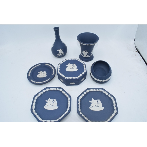 88K - Wedgwood Jasperware in Cobalt Blue: to include octagonal trays, a trinekt, vases and others (7).