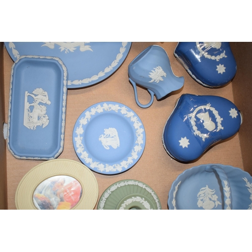 92 - Wedgwood Jasperware of varying colours to include blue, dark blue, pale yellow and green to include ... 