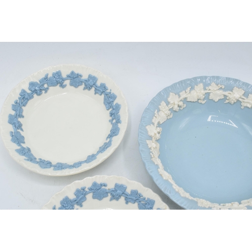 87C - Wedgwood Queensware dishes to include blue on white and white on blue, largest diameter 15cm (6).