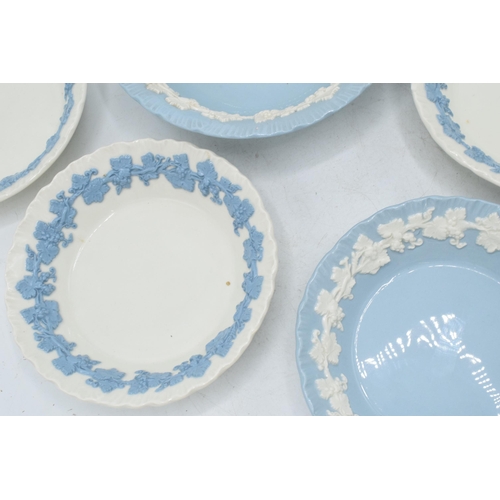 87C - Wedgwood Queensware dishes to include blue on white and white on blue, largest diameter 15cm (6).