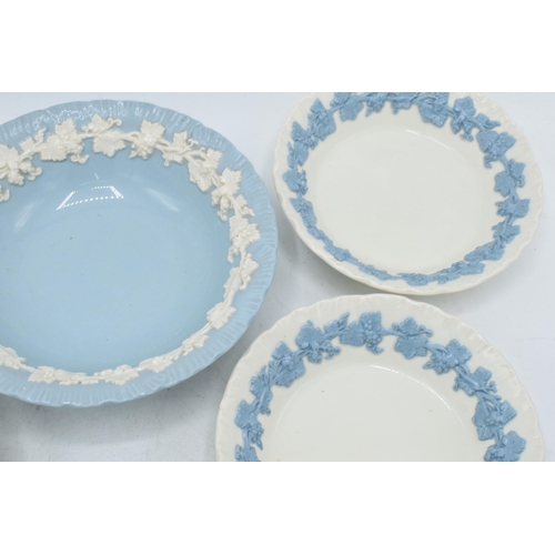 87C - Wedgwood Queensware dishes to include blue on white and white on blue, largest diameter 15cm (6).