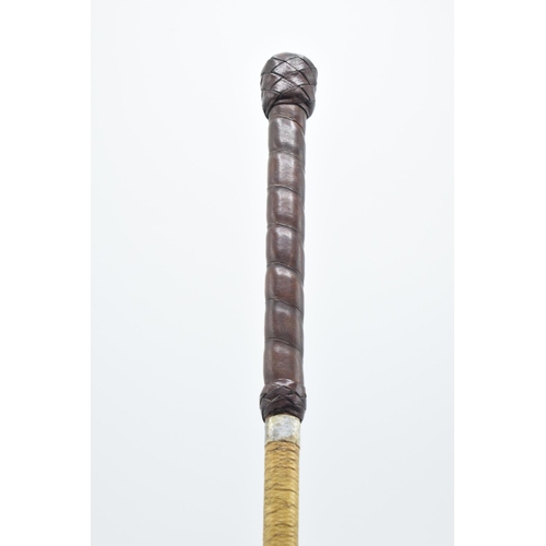 323A - Vintage riding crop with leather handle, 81cm long.