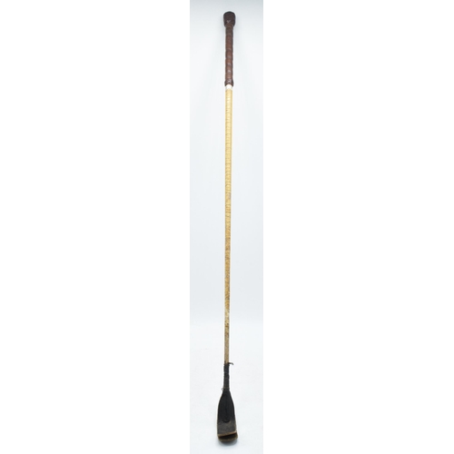 323A - Vintage riding crop with leather handle, 81cm long.