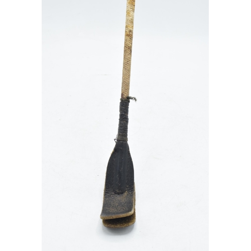 323A - Vintage riding crop with leather handle, 81cm long.