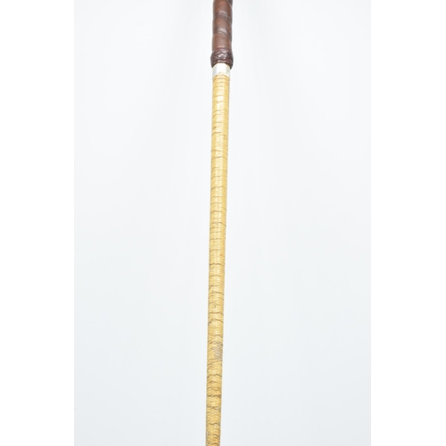 323A - Vintage riding crop with leather handle, 81cm long.