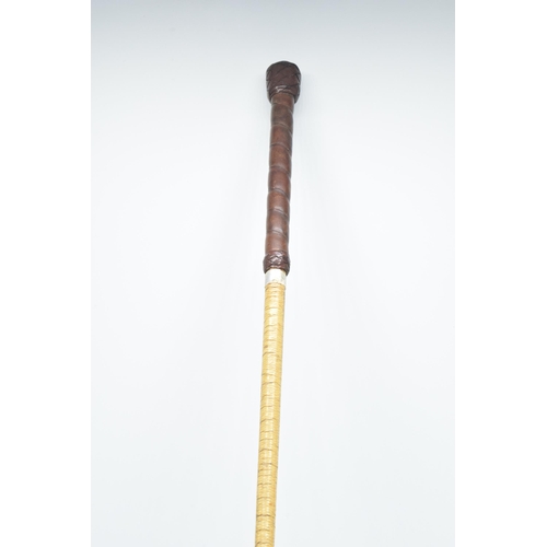 323A - Vintage riding crop with leather handle, 81cm long.