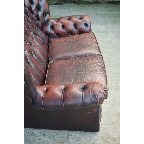 402 - Brown leather Chesterfield-style high-backed 2 seater club sofa with button-back design, 143x90x95cm... 