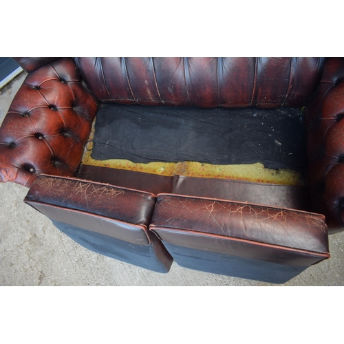 402 - Brown leather Chesterfield-style high-backed 2 seater club sofa with button-back design, 143x90x95cm... 