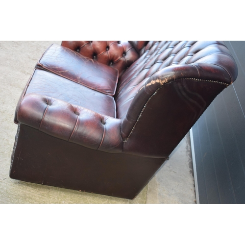 402 - Brown leather Chesterfield-style high-backed 2 seater club sofa with button-back design, 143x90x95cm... 