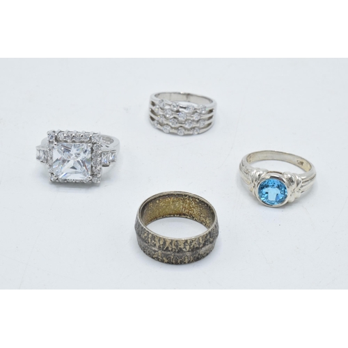 180E - A collection of 4 silver rings of varying designs (4).