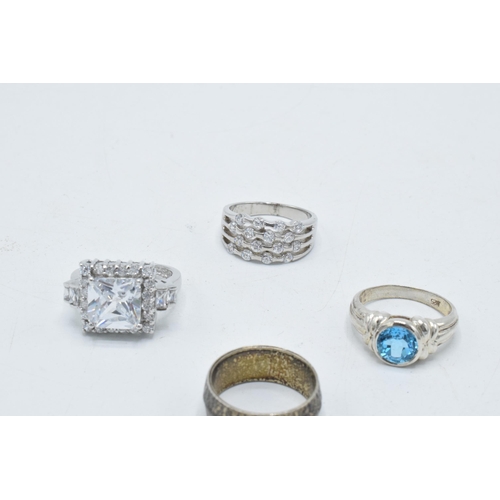 180E - A collection of 4 silver rings of varying designs (4).