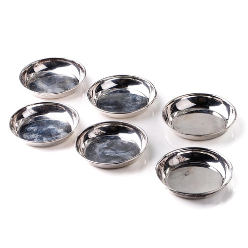 128 - A set of 6 hallmarked silver shallow dishes, 109.3 grams, London, circa 1955, 6.25cm diameter (6).