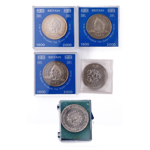 14 - UK coins to include HM Queen Elizabeth The Queen Mother £5 coins x 3 and 2 commemorative coins (5).