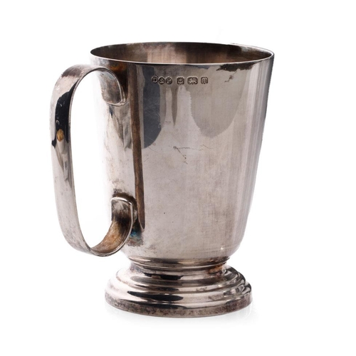 154 - Silver tankard on pedestal base, Birmingham 1943, 279.3 grams, 11cm tall.