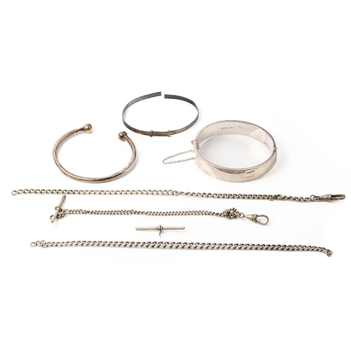 299 - A collection of silver jewellery to include a silver hollow hinged bangle, a torque bangle, part sil... 