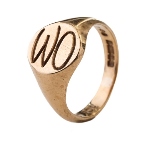 324 - 9ct gold signet ring, 8.0 grams, with initials 'WO' or 'OM' engraved, size V.