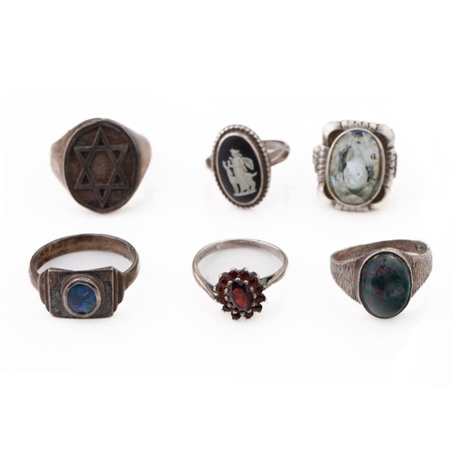 331 - A collection of 6 silver rings to include an opal example, a Wedgwood Jasperware ring and others (6)... 