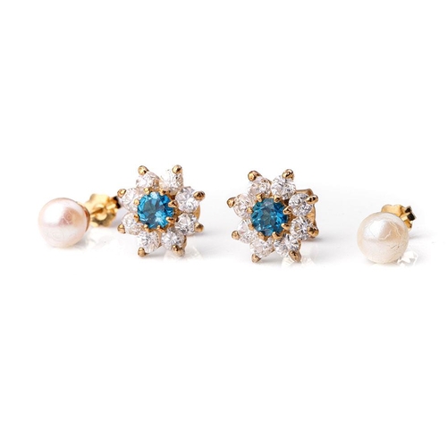 341 - Two pairs of 9ct gold earrings to include a set with semi-precious stones and similar, total weight ... 