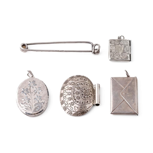 397 - A collection of silver items to include a stamp case, a smaller example, an oval locket, a clip and ... 