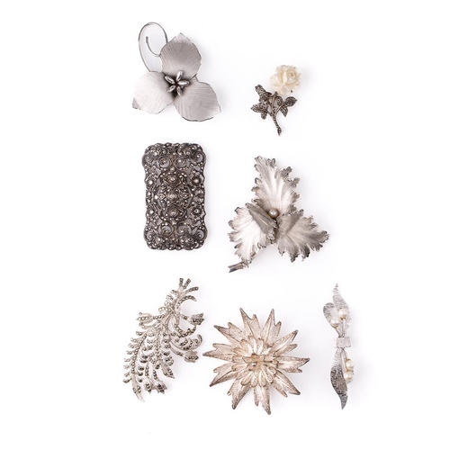 401 - A collection of silver brooches to mainly consist of floral designs to include marcasite and filigre... 