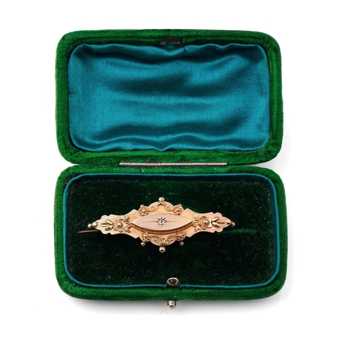 413 - 9ct gold bar brooch set with diamond chip, 3.9 grams, in box.