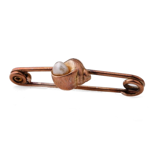 418 - 9ct rose gold bar brooch set with pearl modelled as a conch shell, 1.9 grams, 37mm wide.