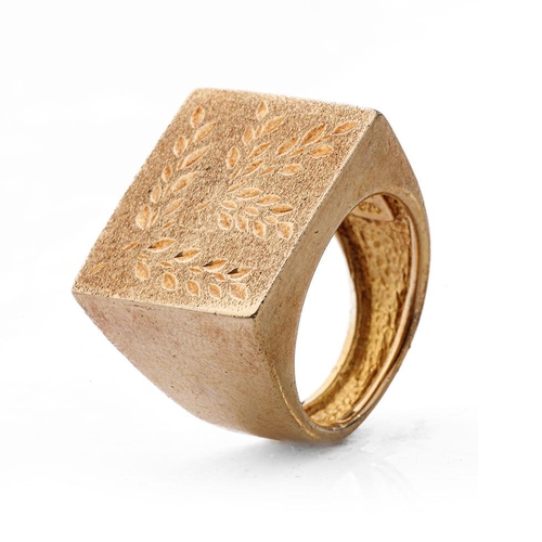 447 - Silver gilt large signet ring with leaf decoration, 14.9 grams, size U/V.