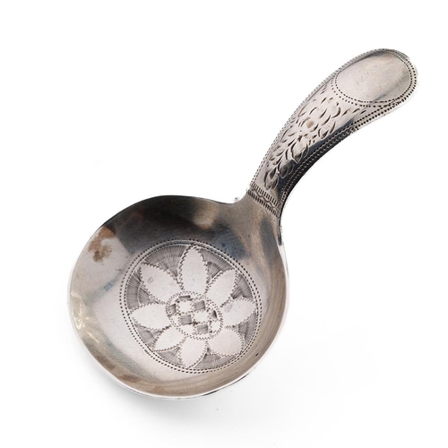 66 - Hallmarked silver George V silver caddy spoon with engraved decoration, 10.1 grams, W W & S, Sheffie... 