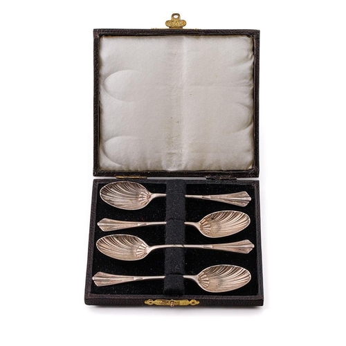 88 - A set of 4 hallmarked silver tea spoons with shell bowls, Sheffield 1909, 42.9 grams, Mappin & Webb.